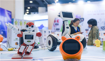 周末攜家人共赴鄭交會(huì)，萬千海內(nèi)外特色商品任你淘，智能機(jī)器人銷售助陣新體驗(yàn)